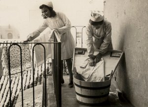 Niektóre kobiety zajmowały się praniem w żeńskiej szkole zawodowej "Regina Elena" w Imoli, dziś gimnazjum "Innocenzo da Imola". autorstwa Unknown photographer