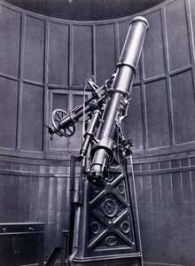 Teleskop astrofizyka Giovanniego Virginio Schiaparelli (1835-1910) w Brerze (Mediolan). Zaobserwował prostoliniowe konfiguracje na planecie Mars, nazywając je kanałami marsjańskimi (canali). autorstwa Unknown photographer