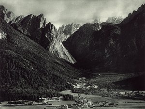 Miasto Dobbiaco w Dolomitach autorstwa Unknown photographer