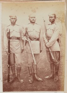 Trzech żołnierzy 4. Pułku Gurkha (strzelców) autorstwa Unknown photographer