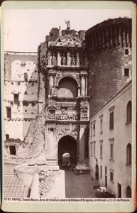 Łuk triumfalny Castel Nuovo, Neapol, ok. 1880 r. (zdjęcie) autorstwa Unknown photographer