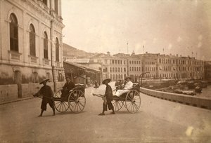 Dwóch mężczyzn przewożonych rikszą w Hongkongu. autorstwa Unknown photographer