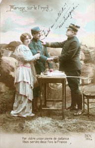 Pocztówka z I wojny światowej, małżeństwo na froncie żołnierza (poilu) i młodej kobiety, wojskowej służby pomocniczej, przez oficera zakwalifikowane jako zasadzka. (foto) autorstwa Unknown photographer