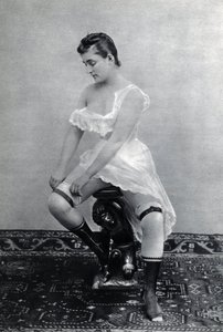 Kobieta w bieliźnie (deshabille) około 1885 Anonimowa fotografia (zdjęcie czarno-białe) autorstwa Unknown photographer