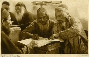 Jemeńscy Żydzi studiujący święte teksty, Jerozolima, ok. 1900 r. (zdjęcie czarno-białe) autorstwa Unknown photographer