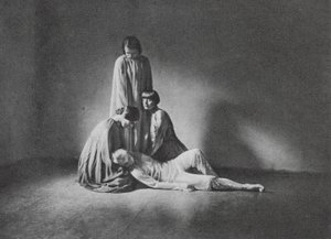 Taniec grupowy w Wigman School (zdjęcie czarno-białe) autorstwa Ursula Richter