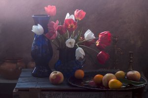 Martwa natura z ponurymi tulipanami