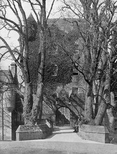 Most zwodzony, zamek Cawdor, Szkocja, 1924-1926