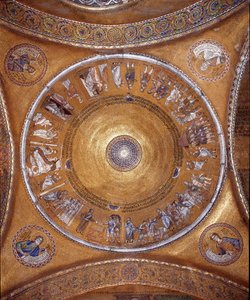 Widok na kopułę z mozaikami na złotym tle (styl romański i bizantyjski) ilustrującymi życie Abrahama. W wisiorkach prorocy Daniel, Jeremiasz, Izajasz i Ezechiel.1240-1250. Bazylika San Marco (Bazylika San Marco) Wenecja
