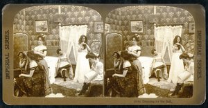 „Ubieranie na bal”, ok. 1900 (zdjęcie w sepii) (patrz także 473245) autorstwa Vermont, USA H.C. White Company