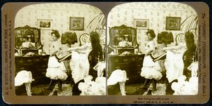 Karta stereoskopowa przedstawiająca kobietę zawiązaną w gorset, ok. 1900 (zdjęcie w sepii) (patrz także 473244) autorstwa Vermont, USA H.C. White Company
