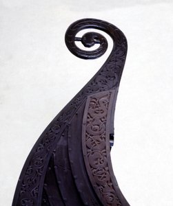Figura dziobowa grobowego drakkara (okrętu wikingów) z Osebergu, datowana na IX wiek. Muzeum Oslo Bygdoy.