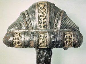 Fragment rękojeści miecza z wytłoczoną dekoracją (mosiądz i żelazo) autorstwa Viking