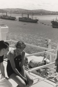 Para na pokładzie statku wycieczkowego "Oceania", z albumu "At the Edge of Oceania 28th July to 10th August 1935". autorstwa Vincenzo Balocchi