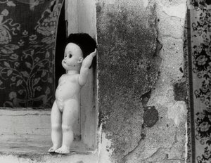 Lalka na parapecie autorstwa Vincenzo Balocchi