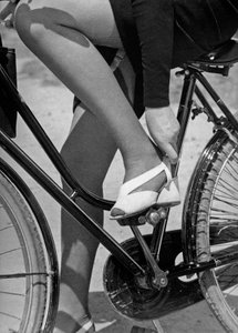 Na rowerze, ok. 1960 r. (zdjęcie czarno-białe)