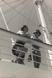 Pasażerowie na pokładzie statku wycieczkowego "Oceania", z albumu "At the Edge of Oceania 28th July to 10th August 1935". autorstwa Vincenzo Balocchi
