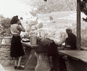 Ludzie podczas pikniku, ok. 1955-60 (zdjęcie czarno-białe) autorstwa Vincenzo Balocchi