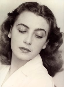 Portret młodej kobiety, ok. 1940 r. (zdjęcie czarno-białe) autorstwa Vincenzo Balocchi