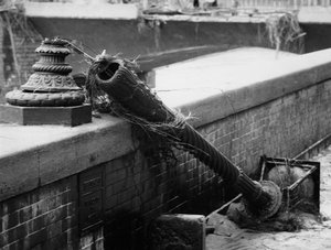Lampa uliczna zerwana przez wody powodziowe we Florencji, listopad 1966 r. (zdjęcie czarno-białe) autorstwa Vincenzo Balocchi