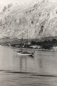 Żaglówka księcia Aosty u wybrzeży Kotoru w Chorwacji z albumu "Korfu, Ateny i Zatoka Kotorska". autorstwa Vincenzo Balocchi
