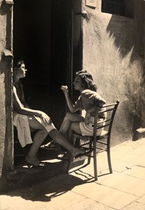 Dwie dziewczyny siedzące na progu. Pocztówka wysłana przez fotografa do Vincenzo Balocchi autorstwa Vincenzo Balocchi
