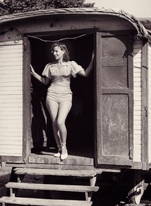 Młoda kobieta na wozie cyrkowym, ok. 1960 r. (zdjęcie czarno-białe) autorstwa Vincenzo Balocchi