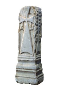 Kamień ołtarzowy przedstawiający chrześcijańskie symbole krzyżma, alfa i omegi, VII w. (kamień)