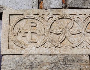 Fragment zachodniej fasady kościoła Santa Maria de Lara, Quintanilla de las Vinas, Hiszpania, VII wne (kamienna płaskorzeźba)