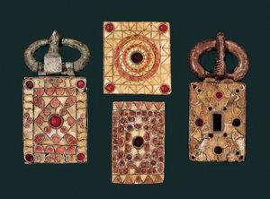 Kolczyki metalowe zdobione złotem i granatem, VII wiek (złoto i granat) autorstwa Visigothic
