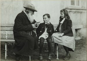 Lew Tołstoj z wnukami Lwa i Sofii, 1909 autorstwa Vladimir Grigorievich Chertkov