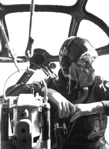 Strzelec w nosie B-17 podczas szkolenia w MacDill Field w czasie II wojny światowej