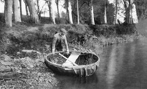 Wodowanie korakla na rzece Boyne, hrabstwo Meath, Irlandia, 1924-1926 autorstwa WA Green