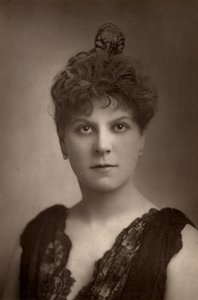 „Jessie Millward (pani John Glendinning) angielska aktorka. Członek zespołu teatralnego Henry