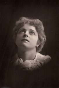 „Olga Brandon (ur. 1865) urodzona w Australii aktorka. (typ Woodbury)