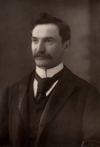 „”Solomon Joseph Solomon (1860-1927) Angielski malarz portretowy i ścienny. Podczas I wojny światowej wprowadził do armii brytyjskiej użycie kamuflażu. (typ Woodbury)