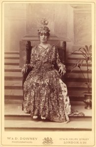 [Sarah Bernhardt jako cesarzowa Teodora w "Teodorze" Sardou].