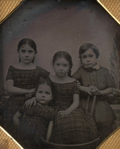 Dzieci profesora Schneidera, ok. 1842. Twórcy: W. i F. Langenheimowie, William Langenheim. autorstwa William and Frederick Langenheim