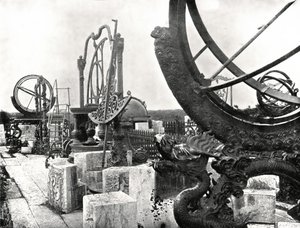 Niektóre instrumenty na szczycie Obserwatorium, Pekin, Chiny, 1895. autorstwa W and S Ltd