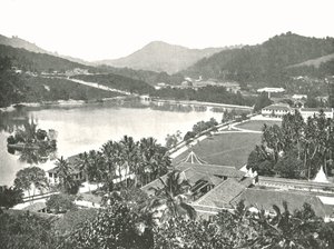 Widok z Lady Hortons Walk, Kandy, Cejlon, 1895. autorstwa W and S Ltd