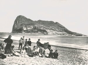 Widok na Skałę od strony morza, Gibraltar, 1895. autorstwa W and S Ltd