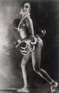 Josephine Baker ubrana w pasek z bananów. Fot. Lucien Walery (1863-1935).