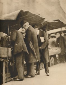 W jednym z księgarni na Farringdon Road Market, c1935.