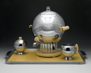 Urna na kawę „Coronet Pattern”, model nr 90121, wyprodukowana przez Chase Brass & Copper Co. Inc. autorstwa Walter von Nessen