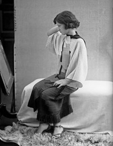 Modelka w sukience stworzonej przez Anitę Pittoni, ok. 1940 r. (zdjęcie czarno-białe)