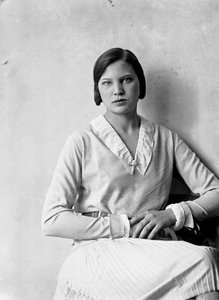 Portret Marion Wulz w sukience zaprojektowanej przez Anitę Pittoni, ok. 1940 r. (zdjęcie czarno-białe)