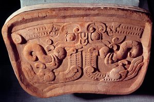 Oryginalny model maski Taotie w kolorze terakoty. Taotie jest jednym z 9 smoków chińskiej mitologii. Zrealizowany w epoce królestw myśliwców (475-221 pne), Chiny autorstwa Warring States period Chinese School