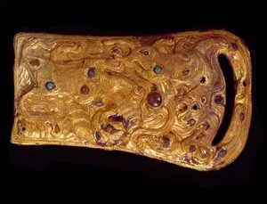 Sztuka chińska: złota klamra do paska inkrustowana drogocennymi kamieniami. Zachodnia Dynastia Han (206 pne-25 ne). Paryż, Muzeum Cernuschi