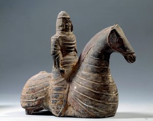 Sztuka chińska: statuetka jeźdźca w zbroi (206 pne-220 ne), okres Han. Muzeum Paryskie Cernuschi