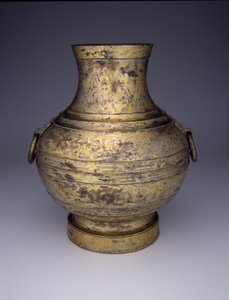 Statek magazynowy (Hu lub Zhong) ze splecionymi smokami i stylizowanymi chmurami (brąz z naciętą dekoracją i amalgamaty złota i srebra) autorstwa Western Han Dynasty Chinese School